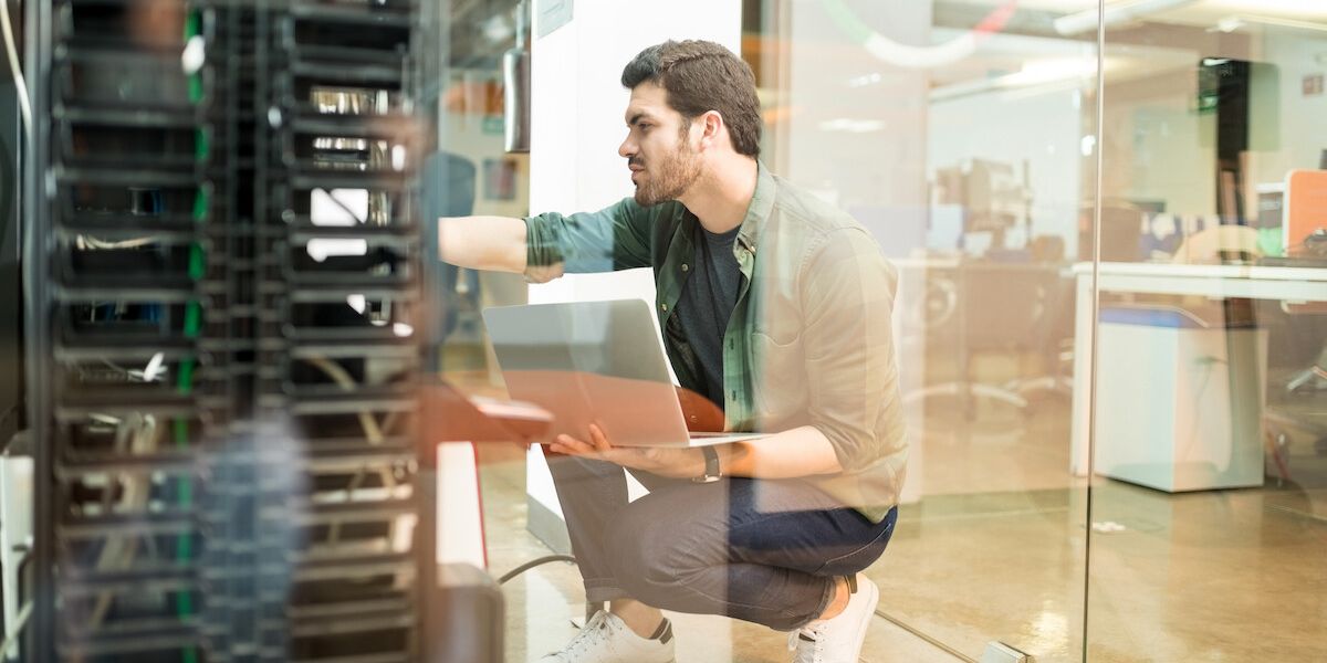 Rendszergazda szolgáltatás: miért éri meg jobban kiszervezni?