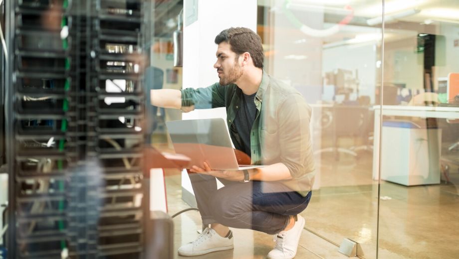 Rendszergazda szolgáltatás: miért éri meg jobban kiszervezni?